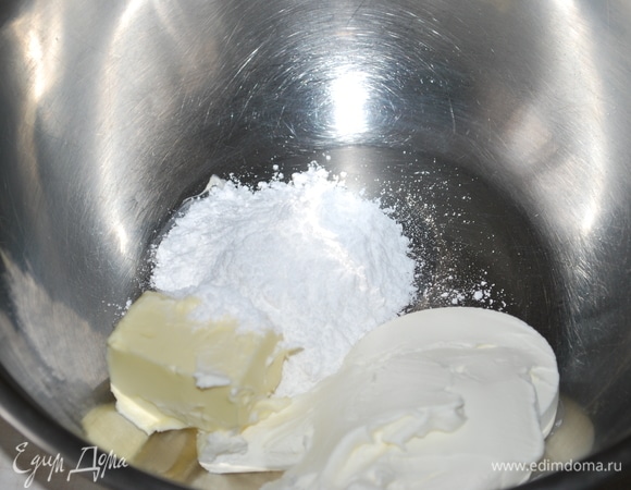 Пока кексы остывают, сделаем крем. Сливочное масло комнатной температуры соединим с творожным сыром и сахарной пудрой. Все хорошо перемешаем.