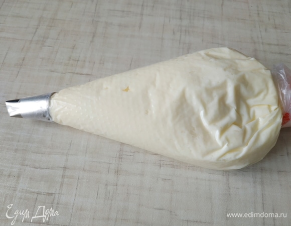 Крем положим в кондитерский мешок с насадкой «лепесток».