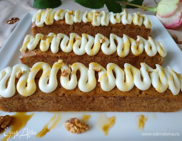 Украсьте кексы кремом. Кексы очень красиво смотрятся, с ними можно сходить в гости к друзьям и близким людям.