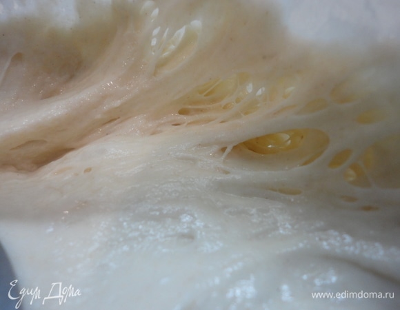 Оставить для брожения в теплом месте на 12–15 часов.