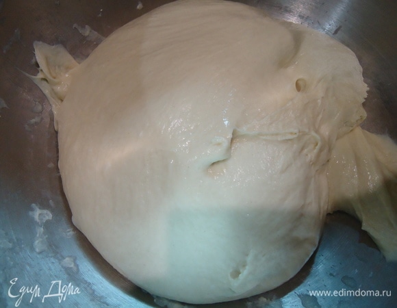 Для приготовления основного теста дрожжи распустить в воде, добавить опару, муку. Замес в комбайне на низкой скорости в течение 5 минут. Затем добавить соль, скорость увеличить. Месить на скорости 2 в течение 10 минут. За это время тесто должно начать полностью отходить от стен чаши.