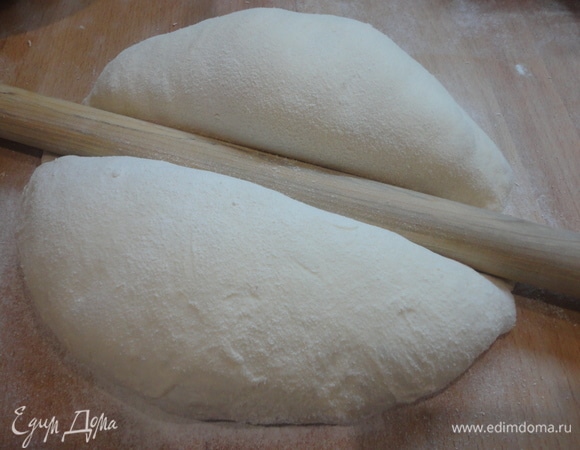 Для придания расколотой формы заготовку посыпать мукой и посередине раскатать скалкой.