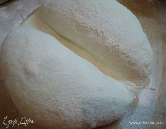 Для создания хорошей формы скалкой прокатываем довольно сильно, обильно посыпая мукой.