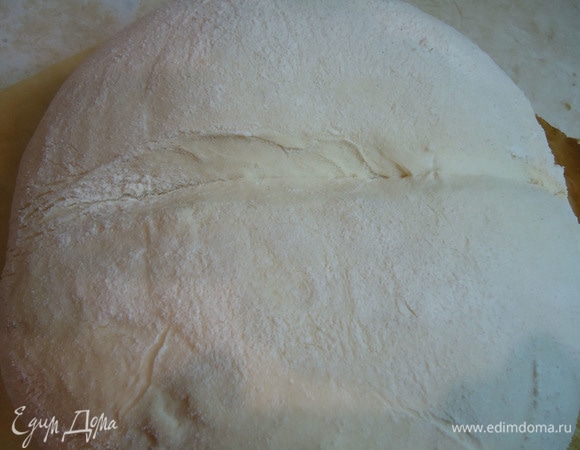 Затем, поддерживая руками с двух сторон, переложить заготовку в расстоечную корзину швом вверх. Окончательная расстойка занимает 50 минут. За это время духовку с формой для выпечки хлеба разогреть до 250°C. Перед посадкой в духовку заготовку перевернуть на лопату швом вниз. После переворачивания шов прокатки еле заметен.﻿