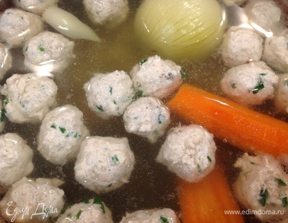 В охлажденный мясной фарш добавляю соль, сметану, петрушку. Формирую фрикадельки. Кладу по одной в кипящий бульон. Помешиваю, чтобы они всплыли. Накрываю крышкой, варю 10 минут.
