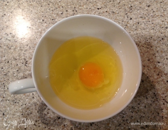Разбиваю одно яйцо, перемешиваю вилкой.