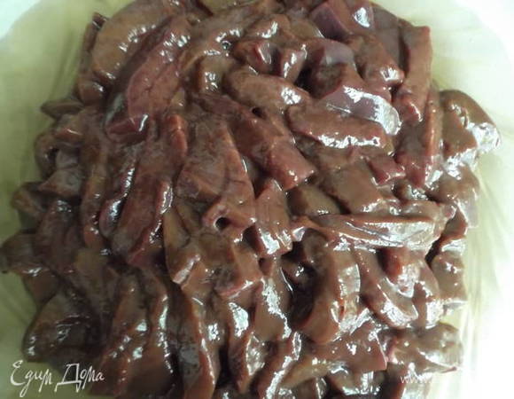 Подготовить печень. Вымыть, очистить от пленок и удалить прожилки. Нарезать соломкой, как для бефстроганова.