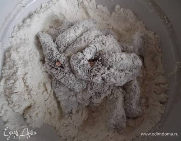 Муку посолить и добавить перец. Перемешать. Обвалять кусочки мяса в муке.