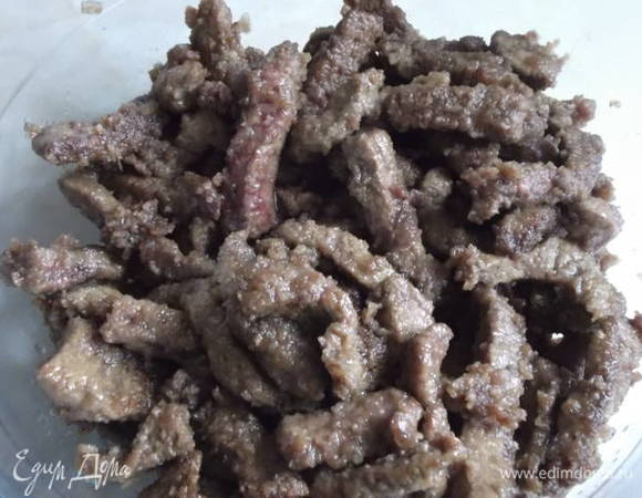 Разогреть сковороду, добавить растительное масло и выложить туда печень. Обжаривать на среднем огне не более 10 минут, помешивая, чтобы все кусочки прожарились. Выложить печень в миску.