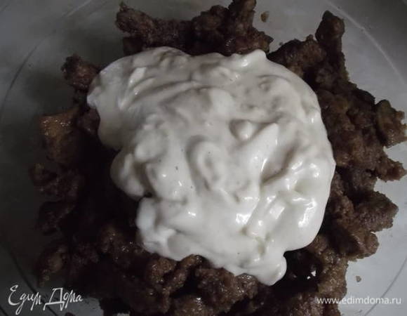 В майонез добавить давленый или тертый чеснок. Перемешать и выложить на печенку. Хорошо перемешиваем и оставляем на несколько минут для пропитки. Приятного аппетита!