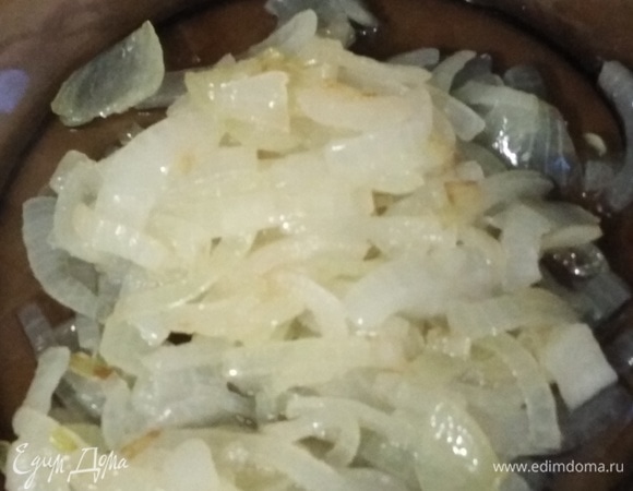 Лук нарезать полукольцами. Обжарить на растительном масле до золотистого цвета. Выложить из сковороды.