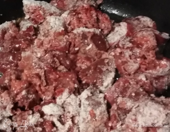 В это же масло положить печень, обваленную в смеси муки, перца, соли и паприки.