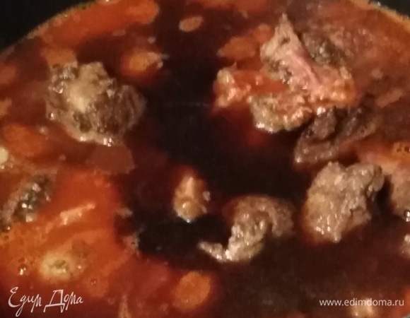 Томатную пасту развести с водой. Влить в обжаренную печень. Добавить вино и соевый соус. Тушить 5 минут.