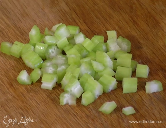 Стебель сельдерея мелко порезать.