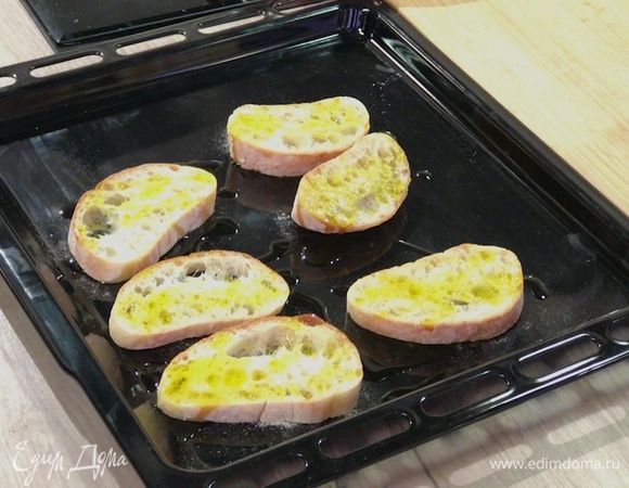 Хлеб выложить на противень, сбрызнуть оставшимся оливковым маслом и запекать под разогретым грилем до появления румяной корочки.