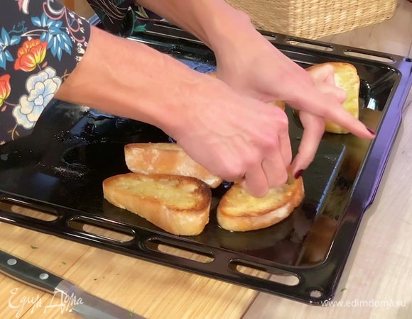 Оставшийся зубчик чеснока почистить, разрезать пополам и слегка натереть поджаренный хлеб.