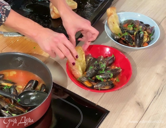 На дно 4 глубоких тарелок поместить по гренке, сверху выложить мидии с соусом, оставшиеся две гренки разрезать пополам и положить в тарелки рядом с мидиями.