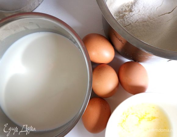Приготовить все необходимое для блинного теста. Муку с солью просеять. Сливочное масло растопить.