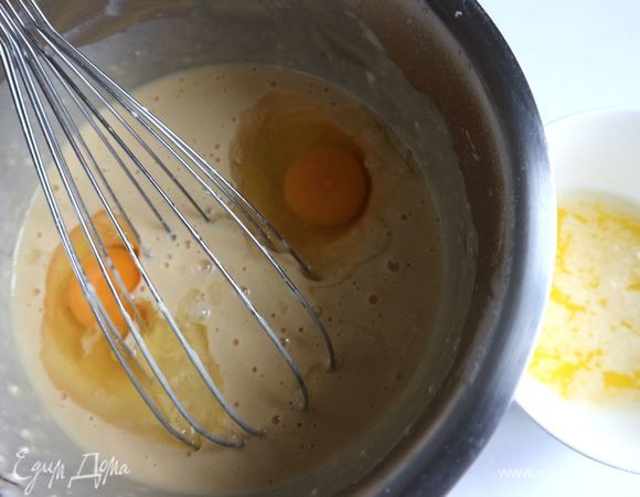 Смешать 2 яйца с мукой, добавить совсем немного молока, перемешать венчиком, чтобы не было комков. Затем добавить еще 2 яйца, перемешать венчиком.