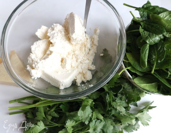 Рикотту поместить в большую миску, шпинат и петрушку помыть.