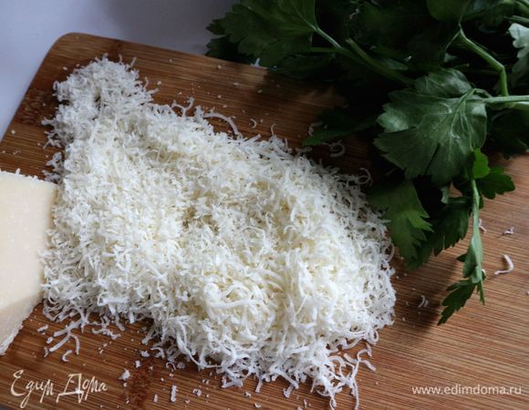Пармезан натереть на мелкой терке.