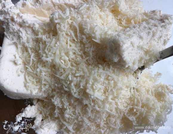 К рикотте добавить пармезан, посолить, поперчить, добавить мускатный орех.