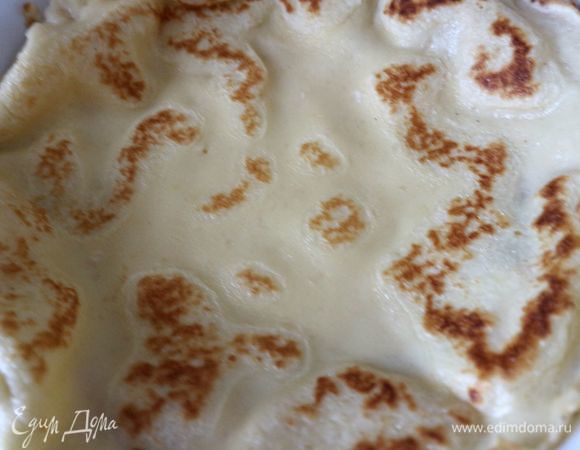 Пожарить блинчики с двух сторон на хорошо разогретой чугунной сковороде, смазанной оливковым маслом. Такой интересный рисунок получается на блинах.