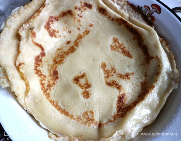 Готовые блины поместить на водяную баню. Промазать блины слегка сливочным маслом.