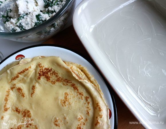 Форму смазать сливочным маслом. Вместо масла можно на дно формы поместить соус бешамель (примерно 3 ст. л.). Его приготовление в следующих шагах.