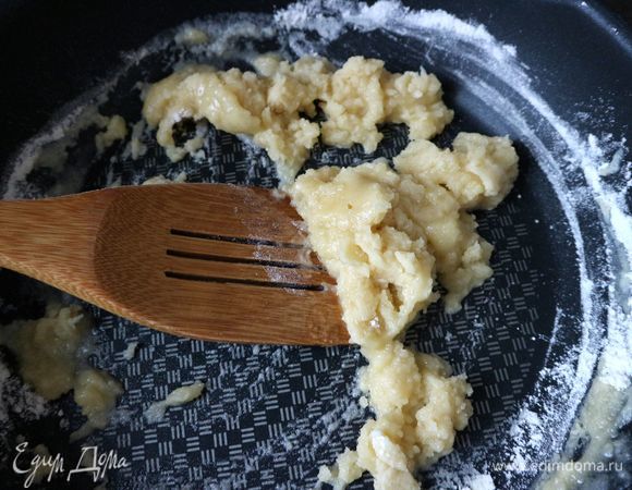 Духовку разогреть до 180°C. Соус бешамель. Растопить на сковороде сливочное масло, добавить муку, перемешать. Добавить струйкой молоко. Молоко добавлять постепенно, тщательно перемешивая смесь. Добавить мускатный орех, соль. Готовить соус на небольшом огне, помешивая смесь, чтобы не было комков, а соус загустел.