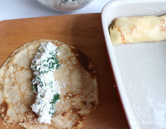 На блинчик положить начинку таким образом, как на фотографии. Свернуть в трубочку. Положить в форму.