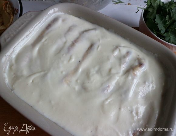 Залить блины соусом бешамель. Отправить в духовку на 20 минут.