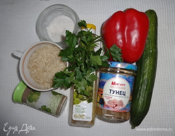 Подготовить продукты, необходимые для приготовления салата.