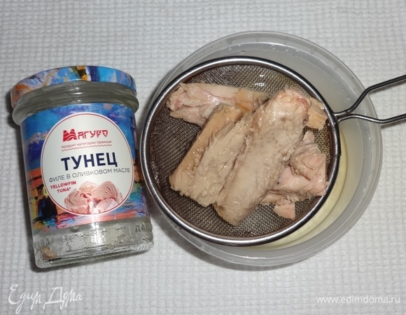 Открыть банку с консервированным тунцом ТМ «Магуро». Откинуть тунца на сито и дать стечь маслу.