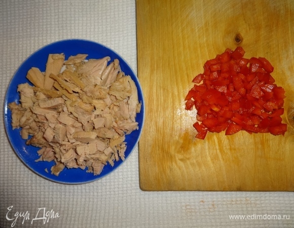 Филе тунца нарезать или разделить на волокна. Перец нарезать мелкими кубиками.