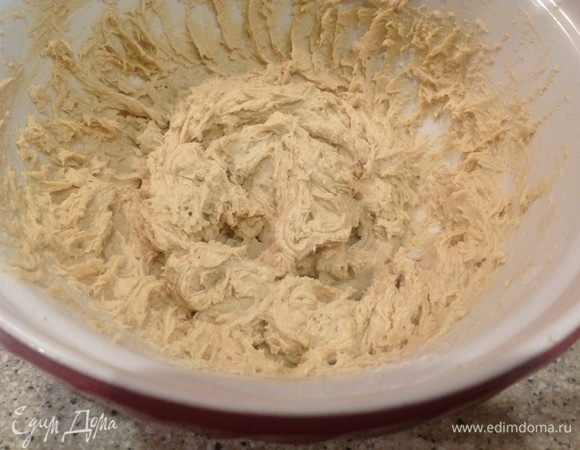 Разогреть духовку до 160°C. Сливочное масло комнатной температуры выкладываю в глубокую миску, добавляю сахар, хорошо взбиваю. Добавляю рисовую муку, размешиваю.