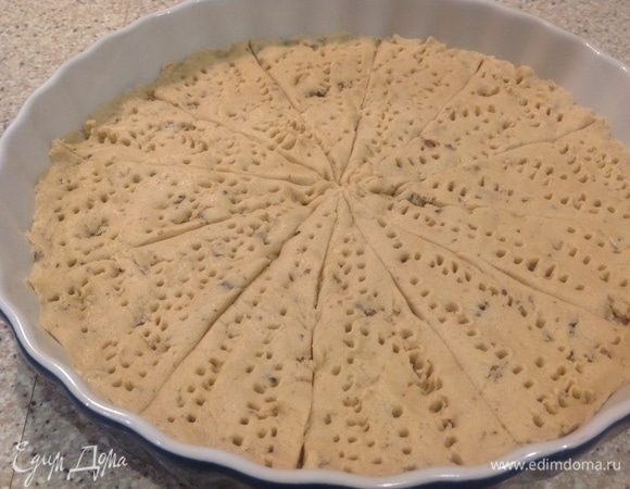 Выложить тесто в форму, разрезать на равные части, проколоть вилкой. Поставить в духовку на 30 минут.