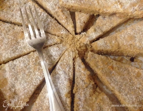 Вынуть из духовки, прорезать по отметкам порционные кусочки, посыпать сахарной пудрой. Дать остыть. Приятного аппетита!