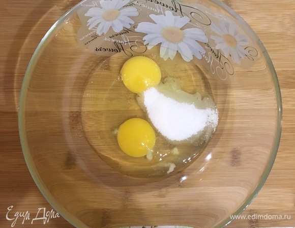Яйца взбить с сахаром и солью.