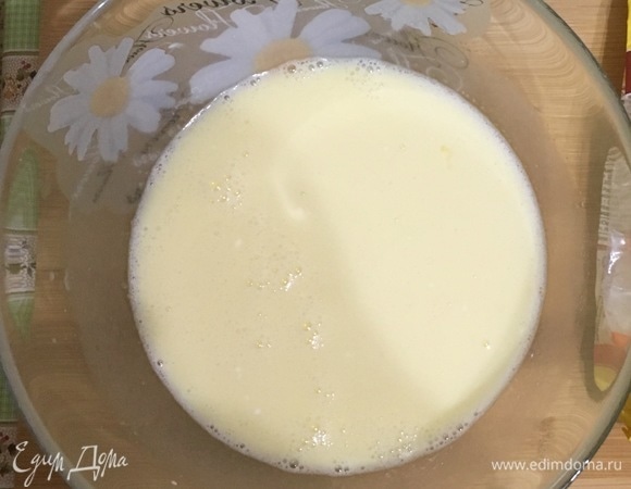 Добавить творог, сметану, манку (смешать с разрыхлителем).