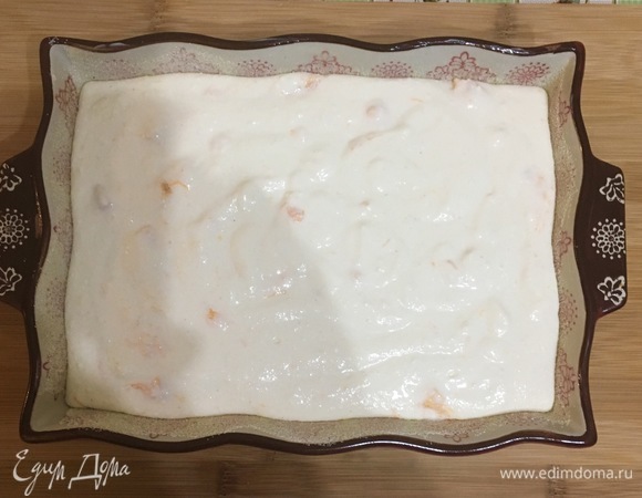 Форму для запекания смазать сливочным маслом, выложить творожную массу, сверху смазать 1 ст. л. сметаны.