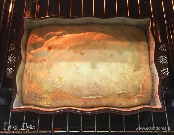 И поставить в нагретую до 180°C духовку на 40 минут. Осталось только дождаться румяной корочки и немного остудить.