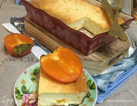 Отрезать кусочек высокой румяной запеканки с маленькими кусочками тыквы.