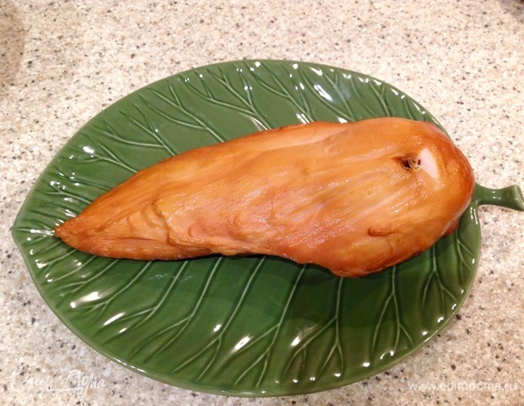 Куриную грудку нарезаю кубиками.