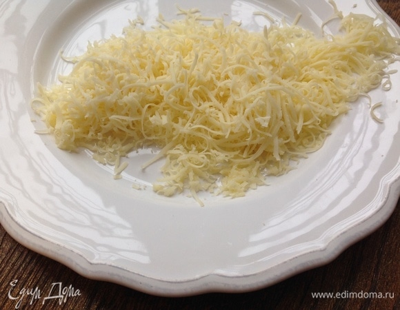 Сыр натираю на средней терке. Добавляю к овощам.