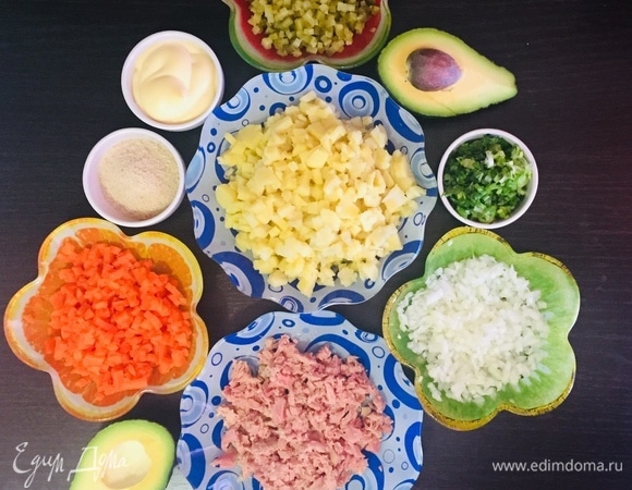 Мелко нарезать картофель, морковь, огурцы, зелень. Лук мелко нарезать и ошпарить кипятком. Тунца ТМ «Магуро» размять вилкой.