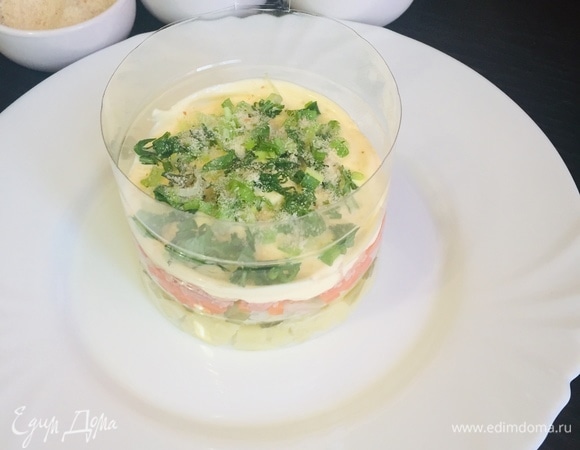 7 слой — авокадо. 8 слой — зелень. 9 слой — сухари.