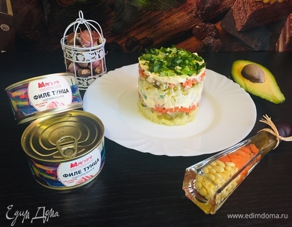 Повторить еще раз процедуру со слоями. Салат убрать в холодильник на 30 минут. Затем аккуратно снять форму. Приятного аппетита!