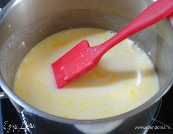 Начинаем с крема. В кастрюльке с толстым дном смешиваем желтки с мукой и сахаром. Заливаем молоком и на медленном огне увариваем, постоянно помешивая.