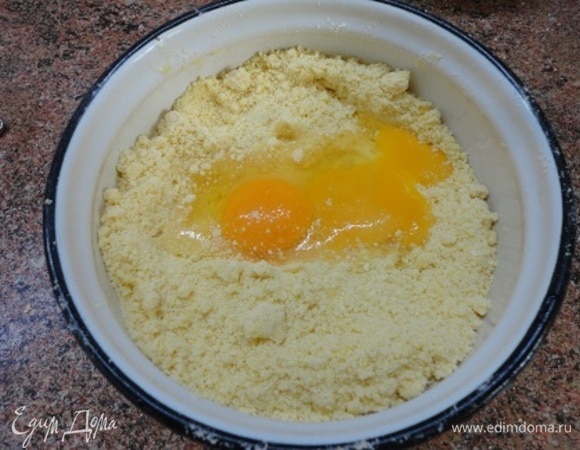 Перетираем до состояния крошки и добавляем яйцо и желток.